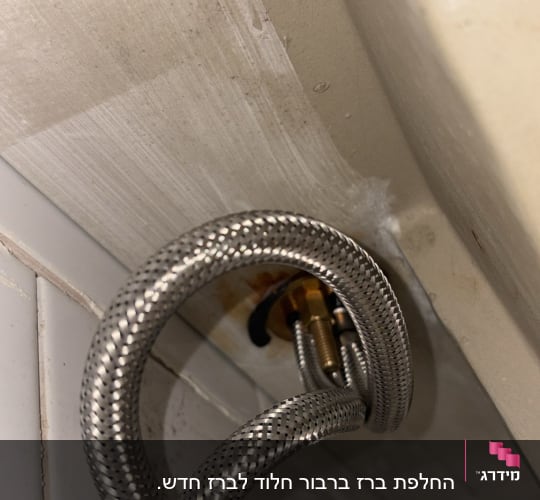 צינור מתכת מחובר לקיר, עבודה בתחום האינסטלציה